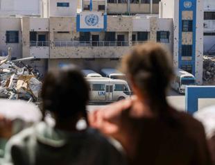 Gazans wait for aid as Israel faces mounting pressure