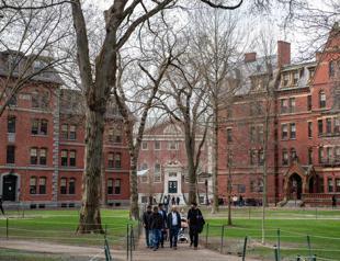 US govt revokes Harvards right to enroll foreign students