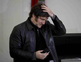 Argentina seeks to draw dollars out from under mattresses