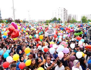 Thousands in Istanbul join together to celebrate young cancer survivor