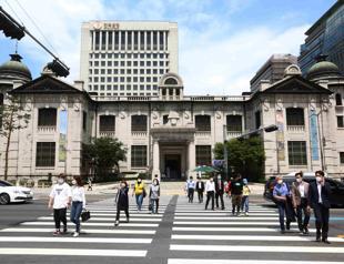 S Korea central bank cuts rate, slashes 2025 growth forecast