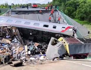 Two bridges in Russia collapse in blasts, 7 dead