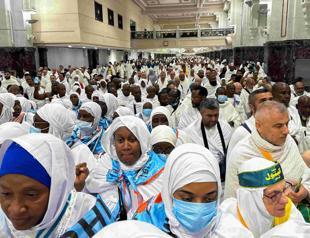 Hajj pilgrims gather in Mecca under scorching desert sun