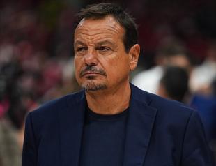 Turkish basketball coach reacts to anti-Türkiye chants at match