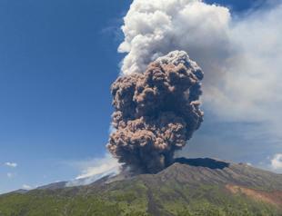 Massive plume of ash, gas spews from Italys Mount Etna