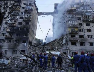Russian strikes kill 16 in horrific attack on Kiev