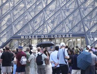 Louvre staff strike in protest of mass tourism