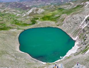 Nature lovers flock to glacier lake in Van