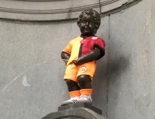 Galatasaray’s 5-star jersey adorns Brussels’ iconic Manneken Pis statue
