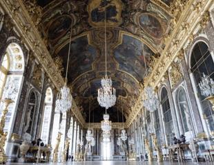 Frances Versailles unveils AI-powered talking statues