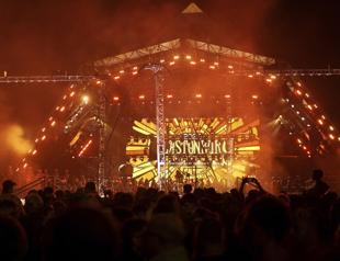 Glastonbury Festival opens gates amid Kneecap controversy