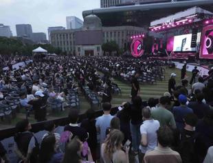 Fans celebrate Squid Game finale with Seoul parade
