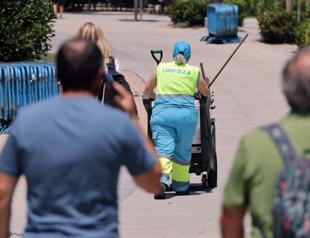 Barcelona seeks to protect workers from heat after death