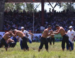 Oil-wrestling tradition lives on as thousands gather for 664th Kırkpınar in Edirne
