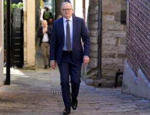 Australia PM in China to boost trade despite regional angst