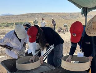 High school students join summer excavations at Konya archaeological site