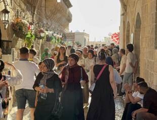 Tourists brave extreme heat to explore Mardin’s historic Midyat
