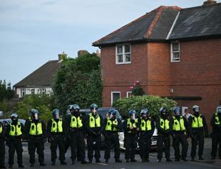 New clashes outside London hotel housing migrants