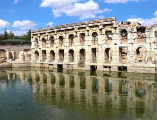 Historic Roman bath draws visitors in central Türkiye