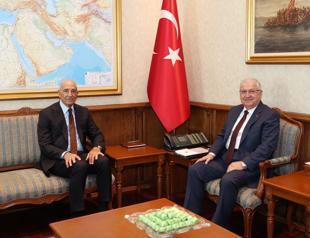 Defense minister meets US envoy in Ankara