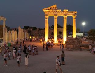 Illuminated Side draws more visitors at night