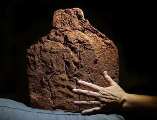 UK museum finds 4,000-year-old handprint on Egypt tomb