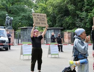 Protesters break into German zoo which culled baboons