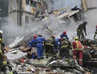 Russia strikes kill six in Kiev, Moscow says captured key town