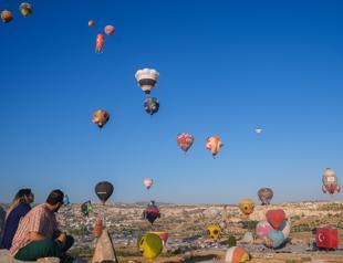 International hot air balloon event brings color to skies of central Türkiye