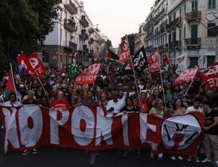 Massive bridge plan draws thousands in Sicily to protest