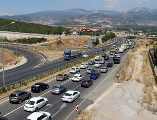 Türkiye’s top resort towns face severe traffic gridlock amid peak season