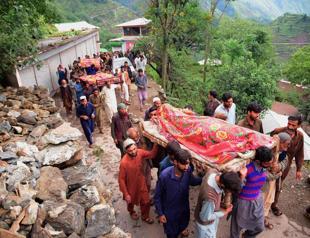 Pakistan rescuers recover bodies after monsoon rains kill 320