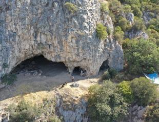 Archaeologists trace ancient footprints in a cave