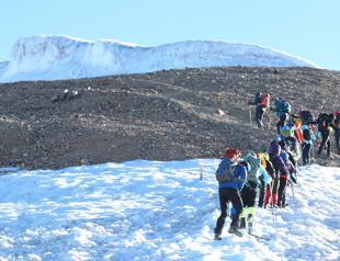 Climbers conquer Mount Ağrı’s icy slopes in 3-day summer climb