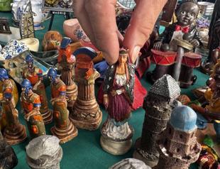 Antique enthusiasts gather at nostalgia market in Antalya