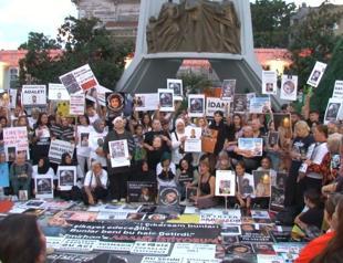 Families hold vigil in Istanbul for child victims