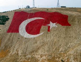 Türkiye’s largest flag takes shape on Kahramanmaraş mountains