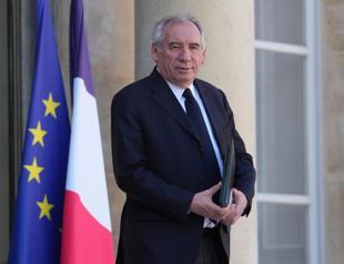 Frances govt on brink as PM confidence vote due