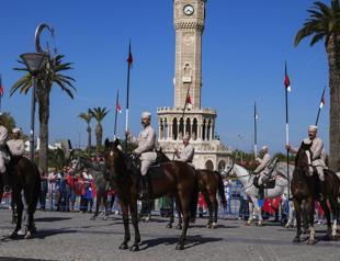 Thousands come together as İzmir celebrates 103 years since liberation