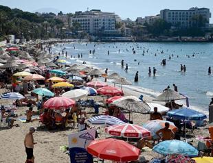 ‘Yellow summer’ crowds keep Türkiye’s southern resorts busy
