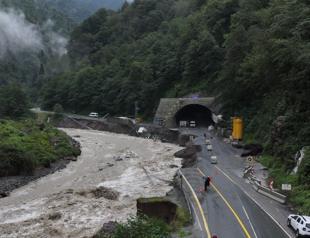 Heavy rains trigger floods, landslides in Türkiye’s Black Sea region