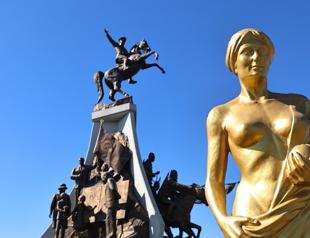 Iconic statues placed across Antalya for film festival