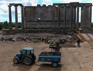 Architectural remnants of Zeus Temple unearthed in Aizanoi