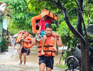 400,000 evacuated, 3 dead as fresh storm batters Philippines
