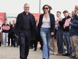 UKs Labour party meets with Starmer facing political peril