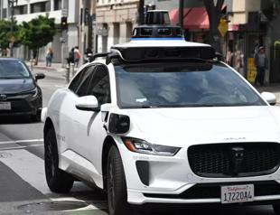 US cops pull over driverless car after illegal U-turn