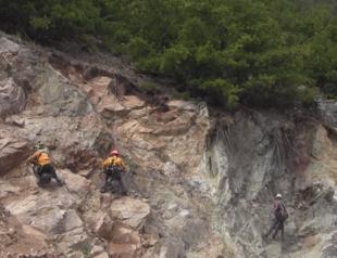 Industrial climbers secure risky slopes after floods in Black Sea city