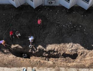 Fin whale skeleton being unearthed in southern Türkiye