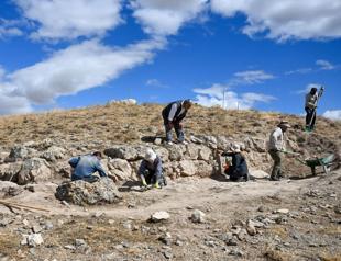 Newly unearthed walls surprise archaeologists