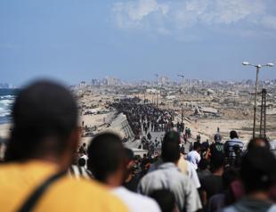 Israel begins Gaza pullback as thousands head home